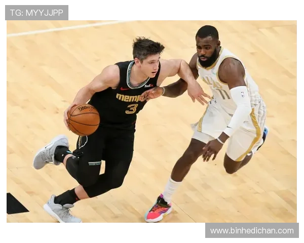 麦康奈尔突破篮下强势上篮压哨命中展现绝佳个人能力与比赛紧张气氛